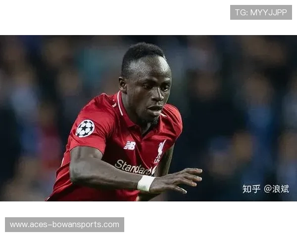 以踢足球时斜视著名球星为中心的运动员独特技艺解析